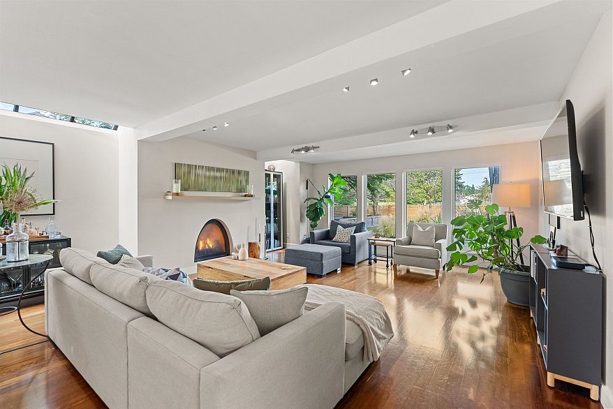 894 Eden Crescent