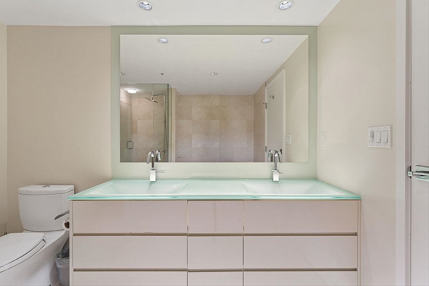 305 8 Smithe Mews