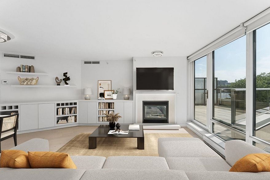 305 8 Smithe Mews