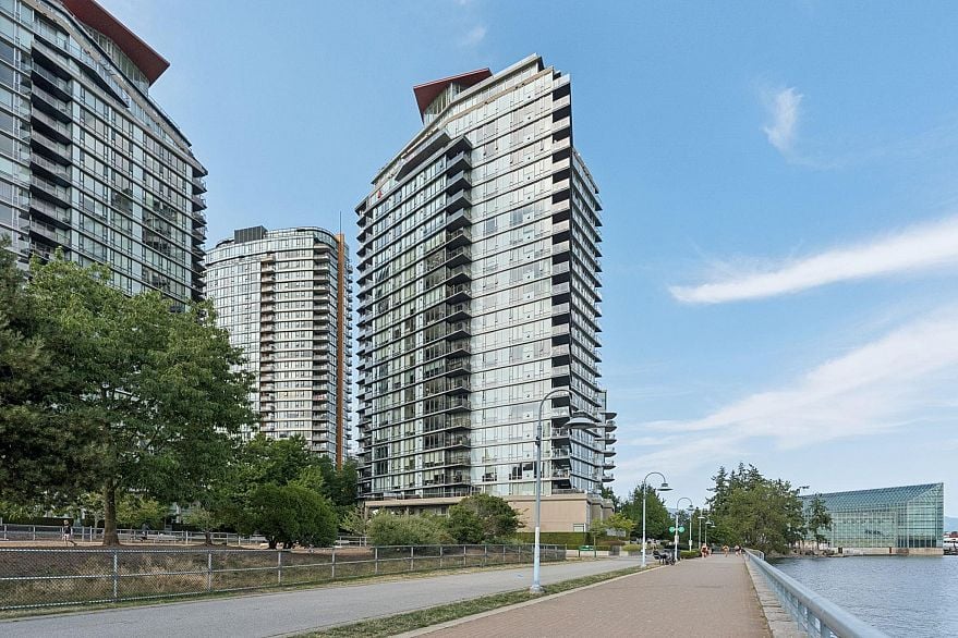 305 8 Smithe Mews