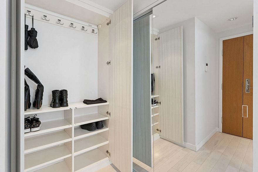 305 8 Smithe Mews
