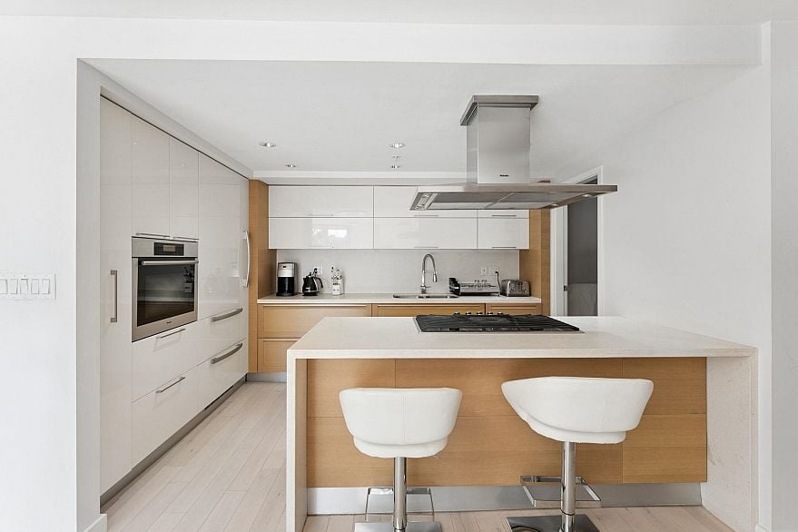 305 8 Smithe Mews