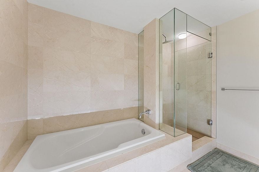 305 8 Smithe Mews