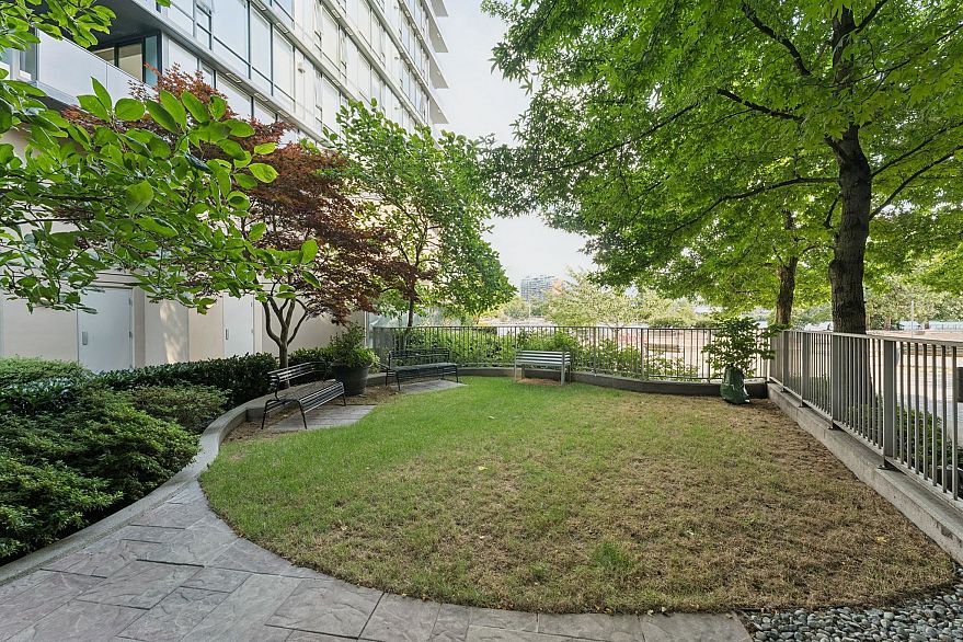 305 8 Smithe Mews