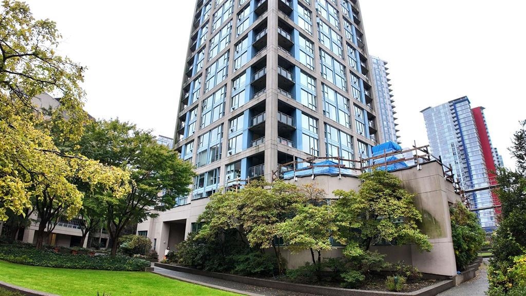 2304 183 Keefer Place