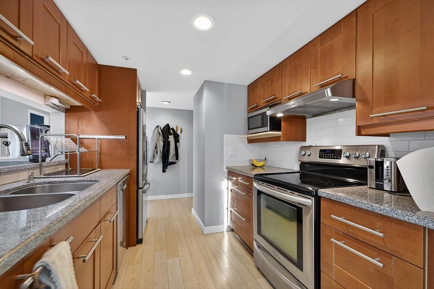 1201 183 Keefer Place