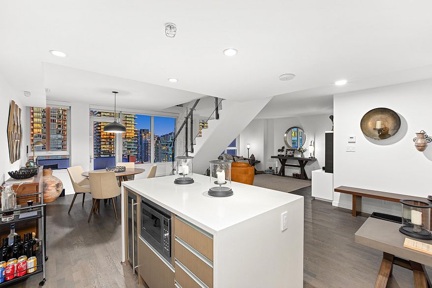 1803 1009 Harwood Street