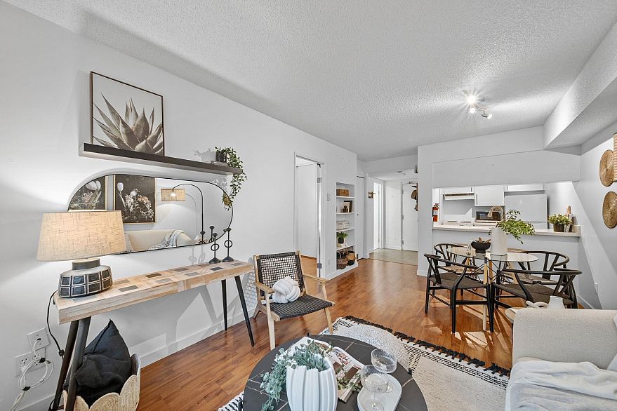 201 1270 Robson Street