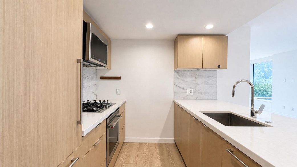 704 8238 Lord Street