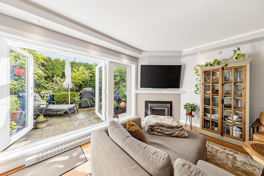 W102 3189 Camosun Street