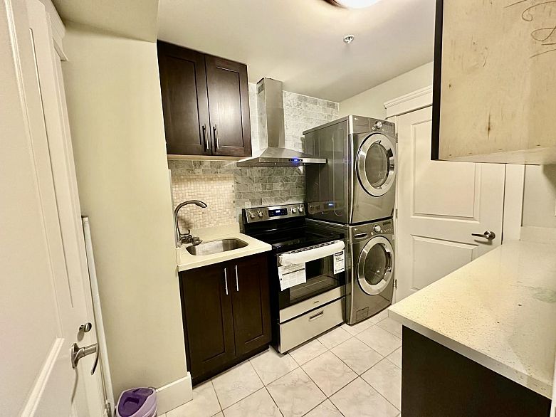 7689 Jasper Crescent