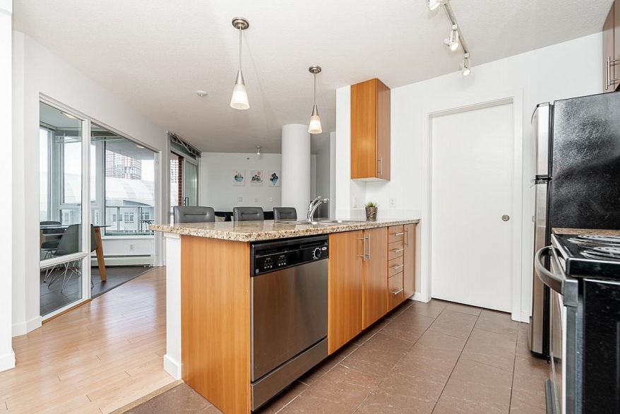 806 58 Keefer Place