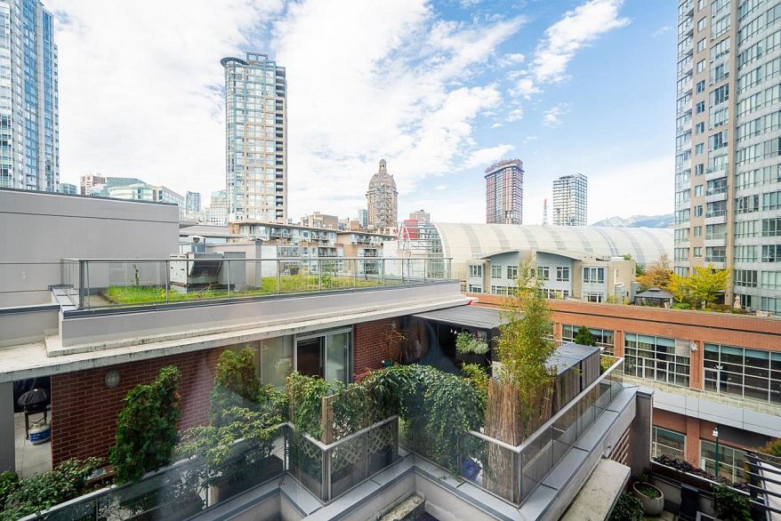 806 58 Keefer Place