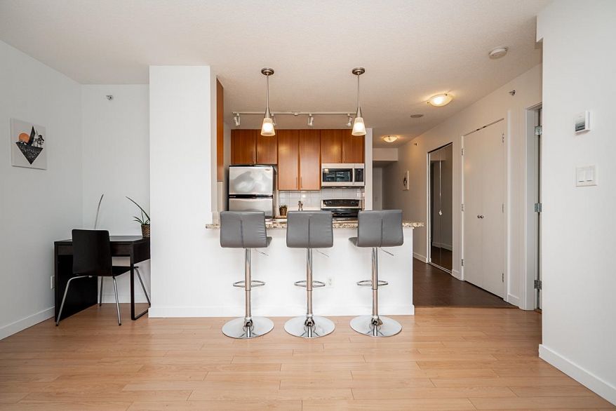 806 58 Keefer Place