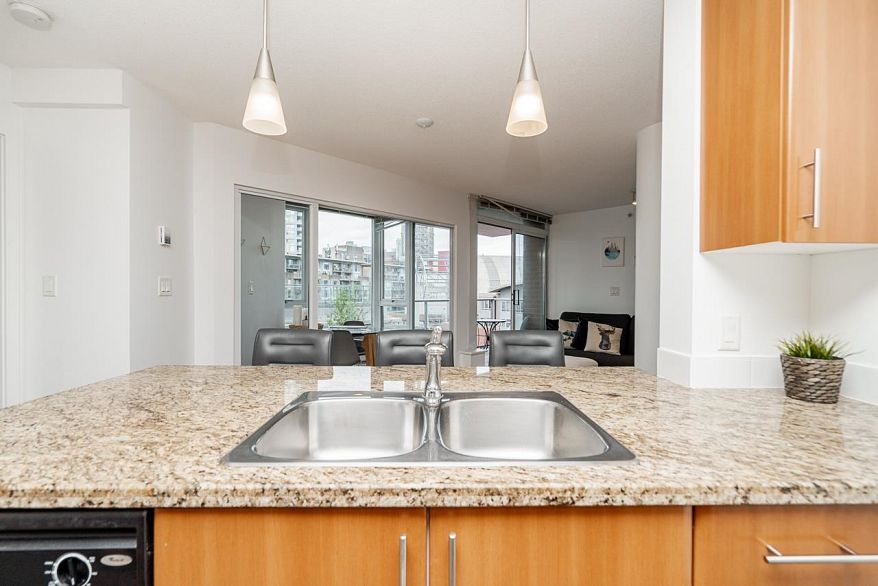 806 58 Keefer Place