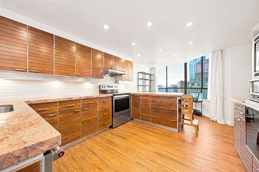 1601 738 Broughton Street