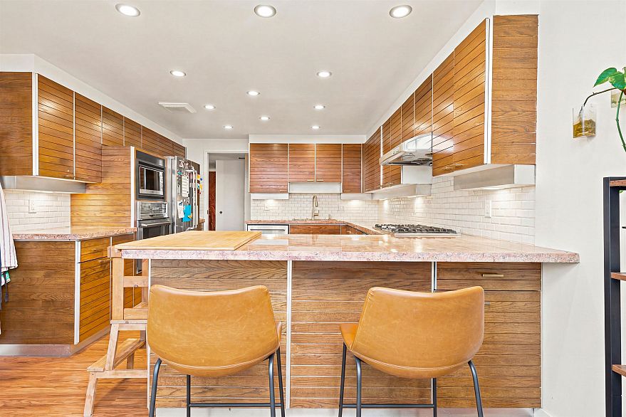 1601 738 Broughton Street