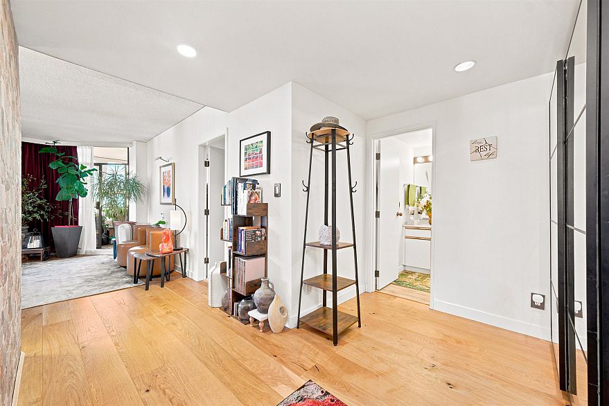 1601 738 Broughton Street