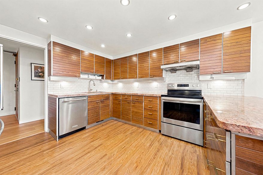 1601 738 Broughton Street