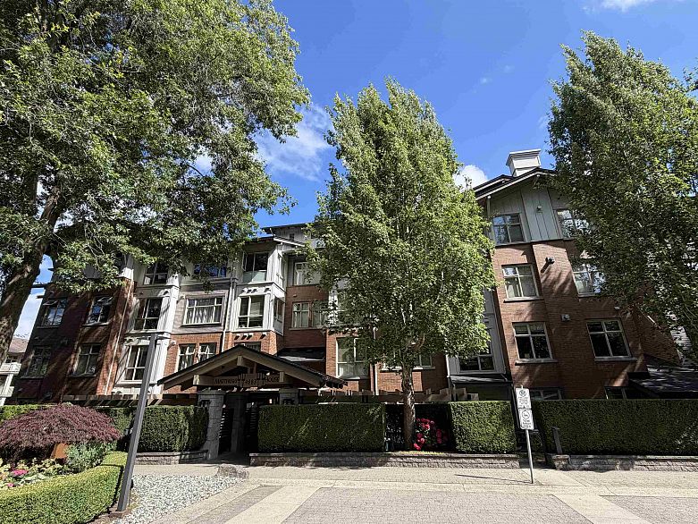 103 4883 Maclure Mews