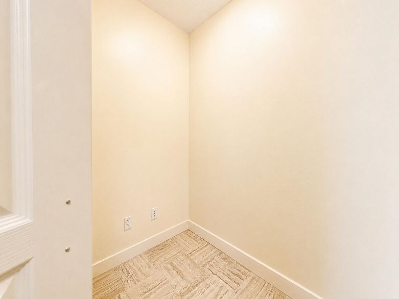 1307 4028 Knight Street