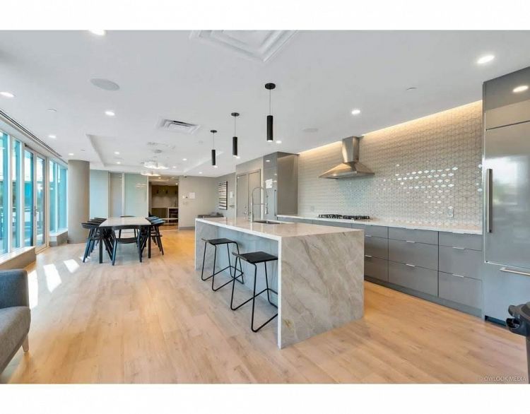 1204 8238 Lord Street