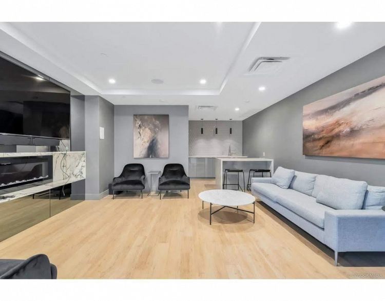 1204 8238 Lord Street