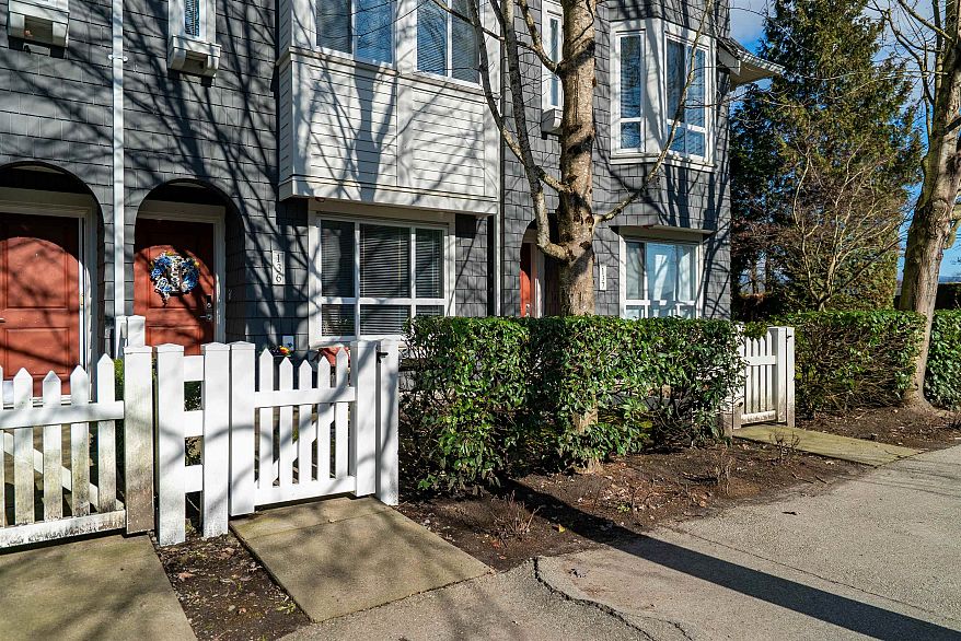 136 2418 Avon Place