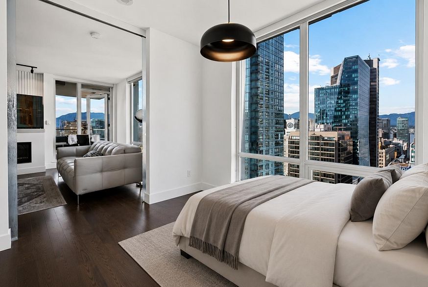 2504 565 Smithe Street