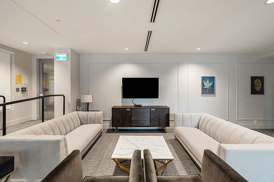 302 2455 Kingsway