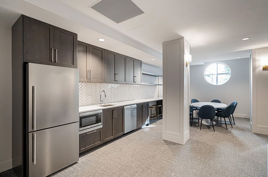 302 2455 Kingsway