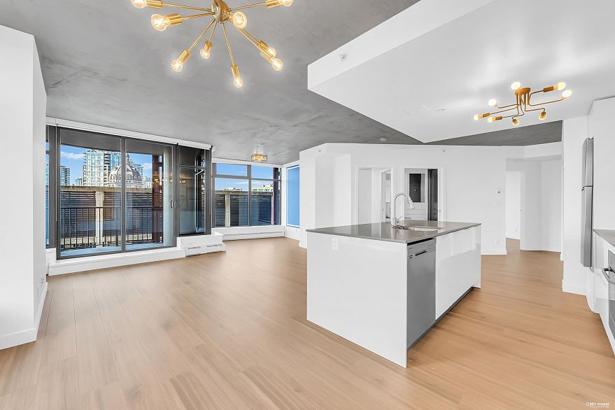 1806 128 W Cordova Street