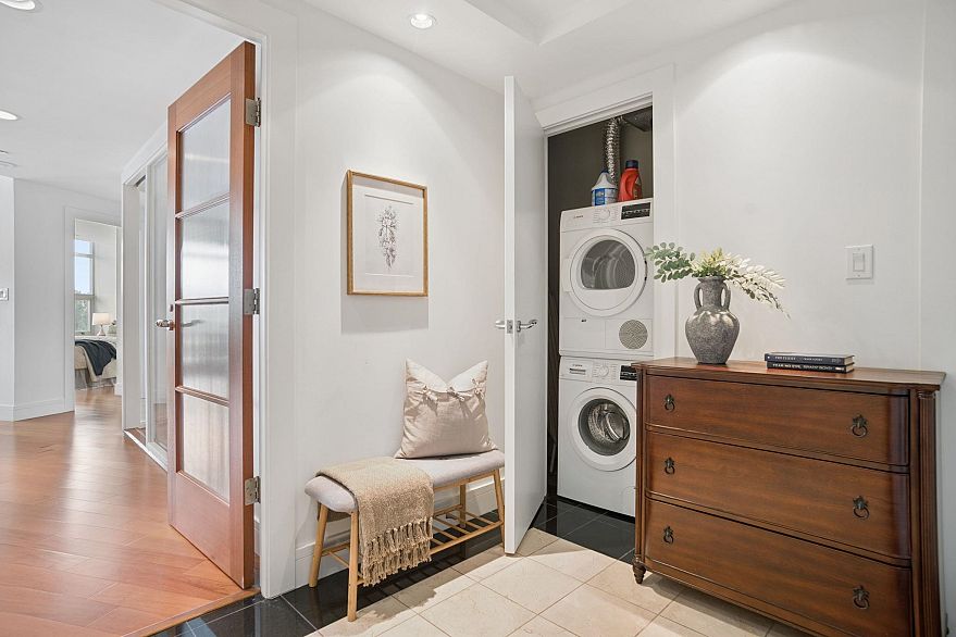 802 628 Kinghorne Mews