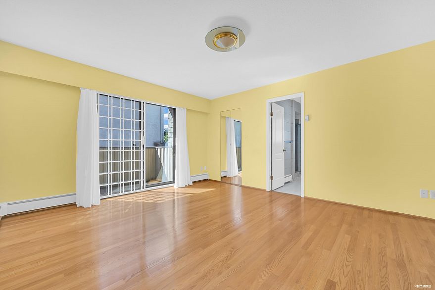 137 W Woodstock Avenue
