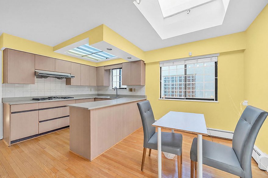 137 W Woodstock Avenue