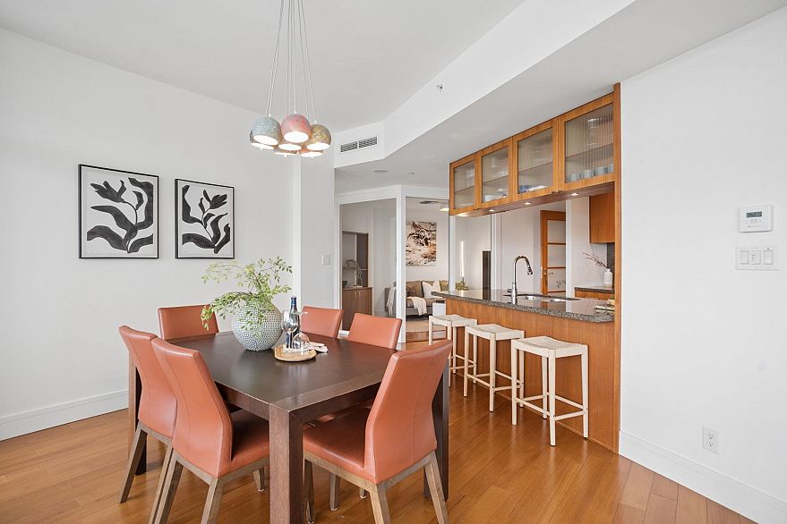 802 628 Kinghorne Mews
