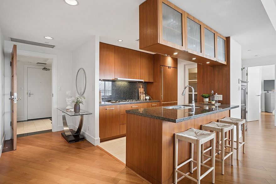 802 628 Kinghorne Mews