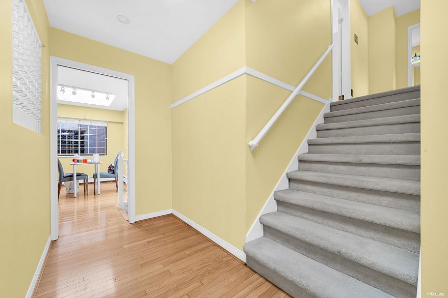 137 W Woodstock Avenue