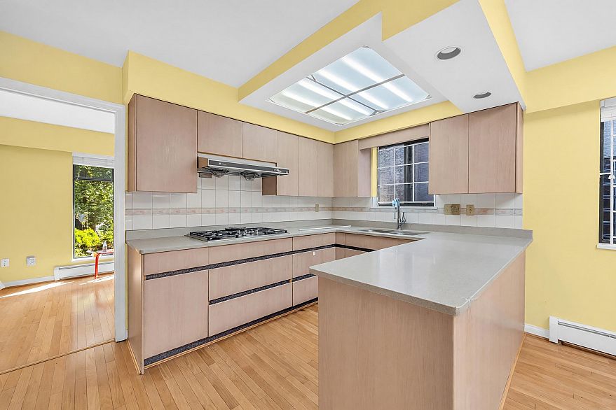 137 W Woodstock Avenue