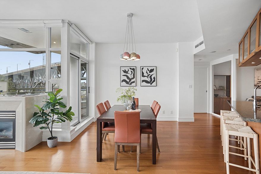 802 628 Kinghorne Mews