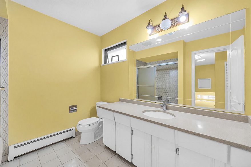 137 W Woodstock Avenue