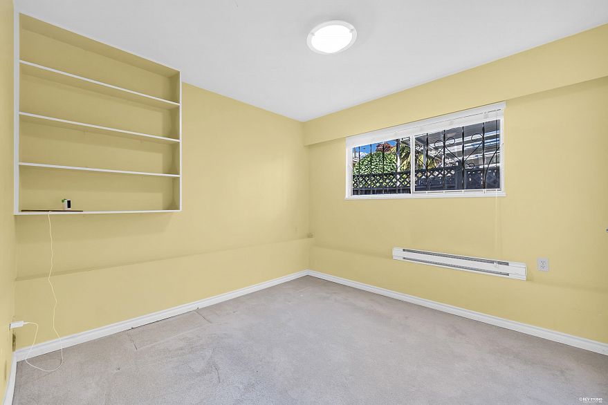 137 W Woodstock Avenue