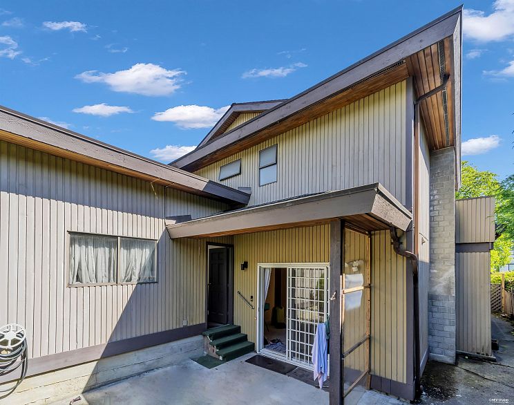 137 W Woodstock Avenue