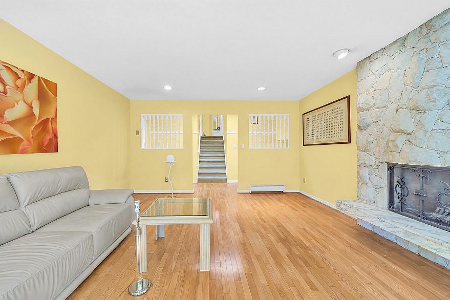 137 W Woodstock Avenue