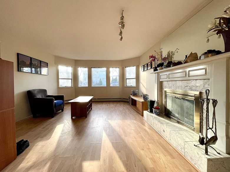 937 W 18th Avenue
