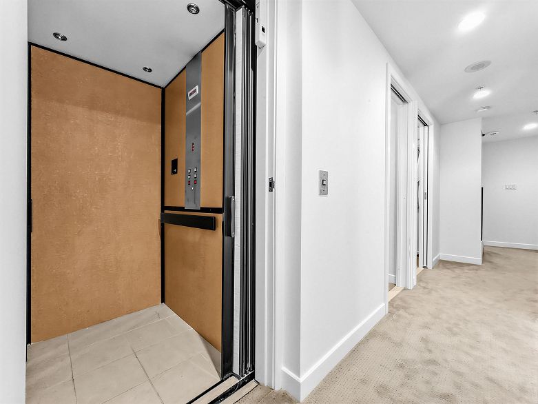 1211 W Cordova Street
