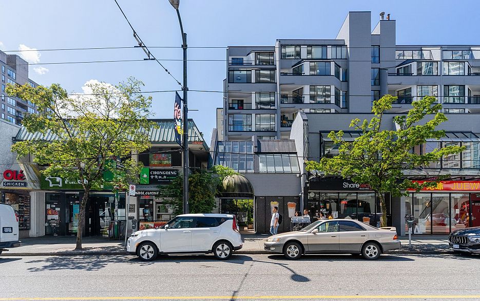 702 1270 Robson Street