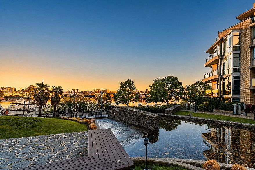 302 1228 Marinaside Crescent