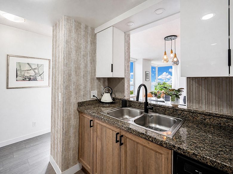 302 1228 Marinaside Crescent