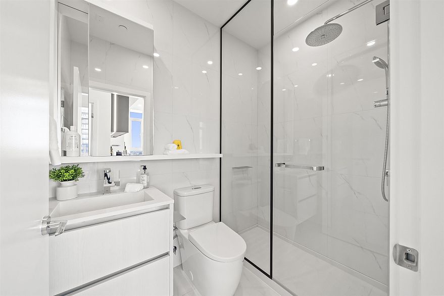 905 8415 Granville Street